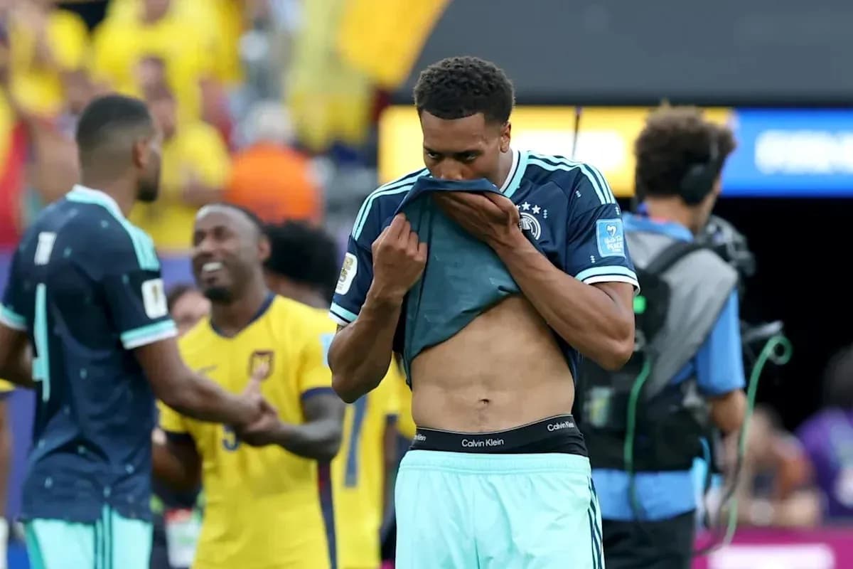 Jugador de Alemania se quita la camiseta tras el partido