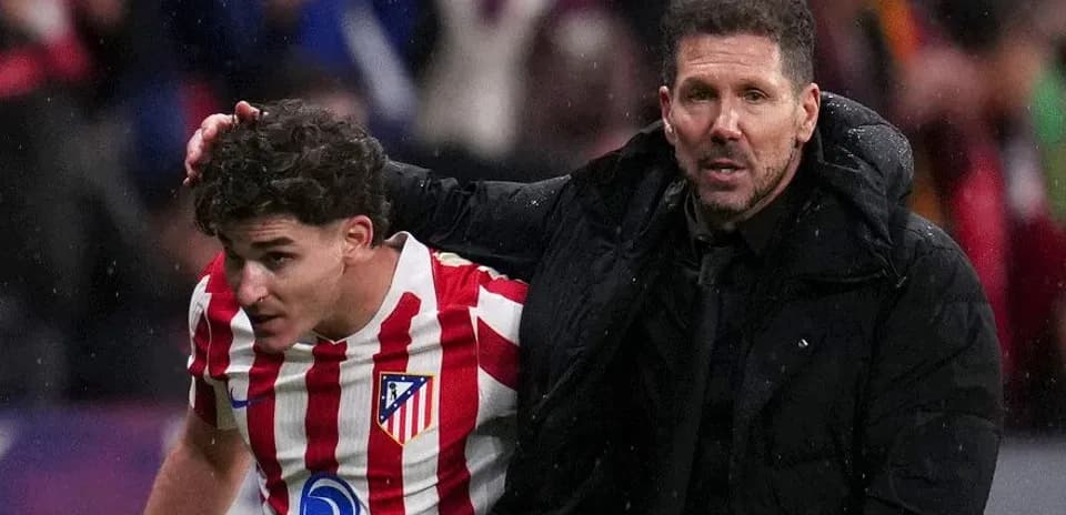 Entrenador asistiendo a jugador de Atlético de Madrid