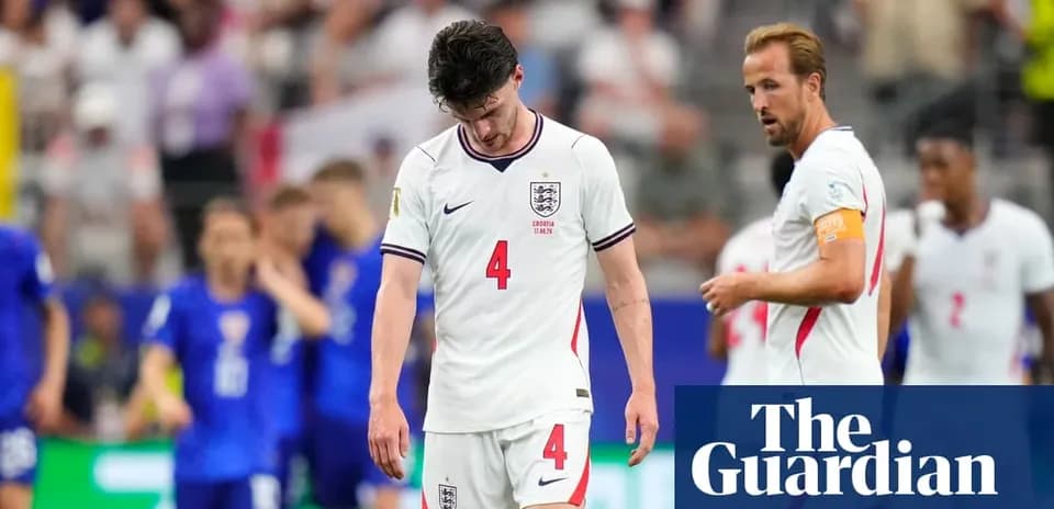 Jugadores de Inglaterra caminando tras derrota en partido