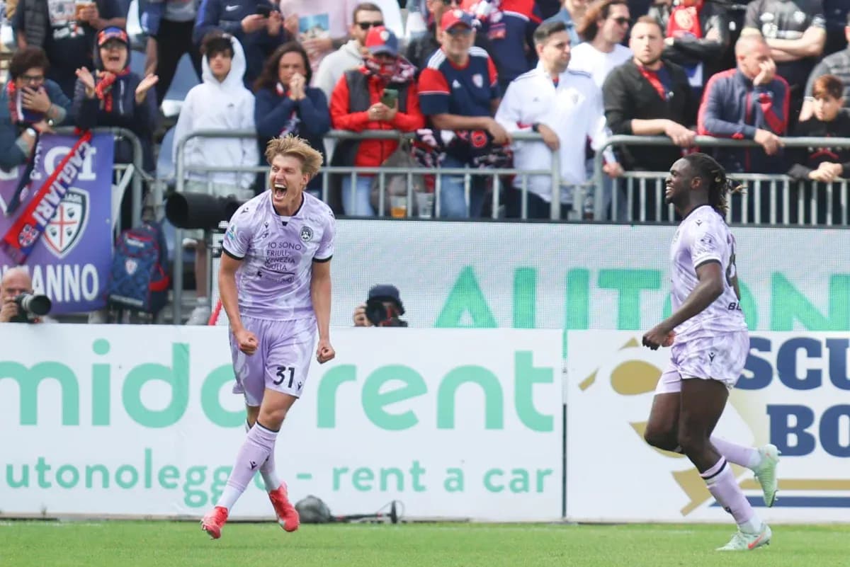 Jugadores celebrando un gol durante el partido