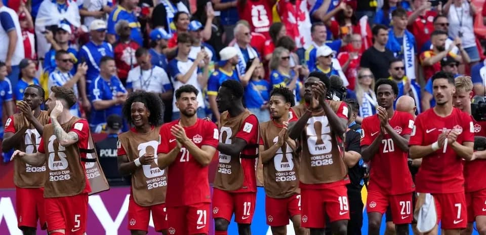 Jugadores de Canadá aplaudiendo frente a la afición