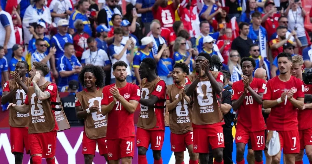 Jugadores de Canadá aplaudiendo frente a la afición