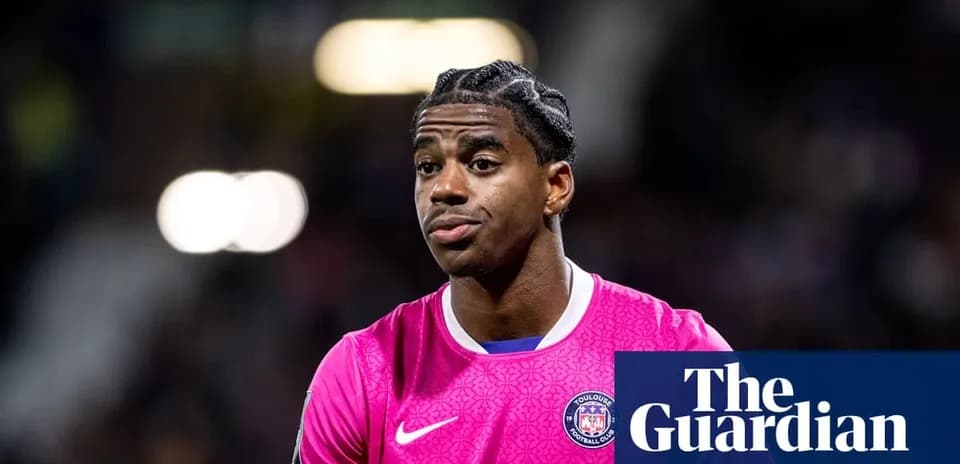 Portero de Toulouse FC con camiseta rosa en el campo