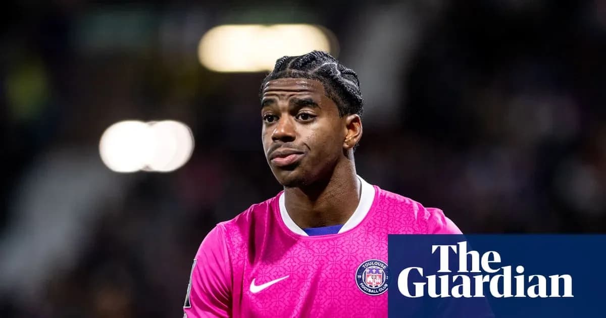 Portero de Toulouse FC con camiseta rosa en el campo