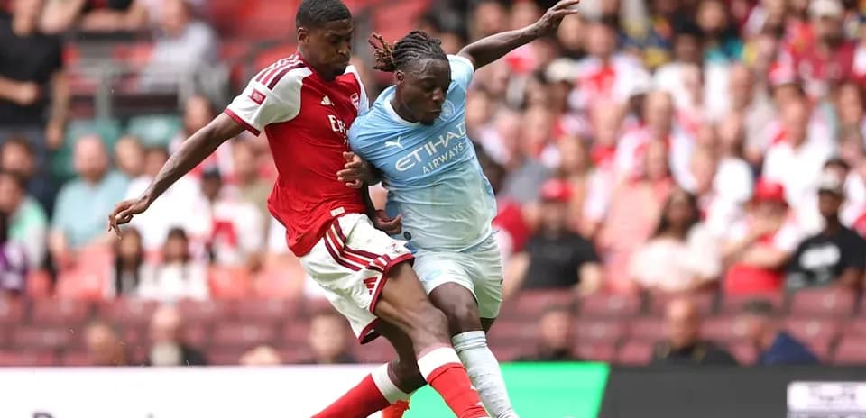 Jugadores de Arsenal y Manchester City disputando el balón