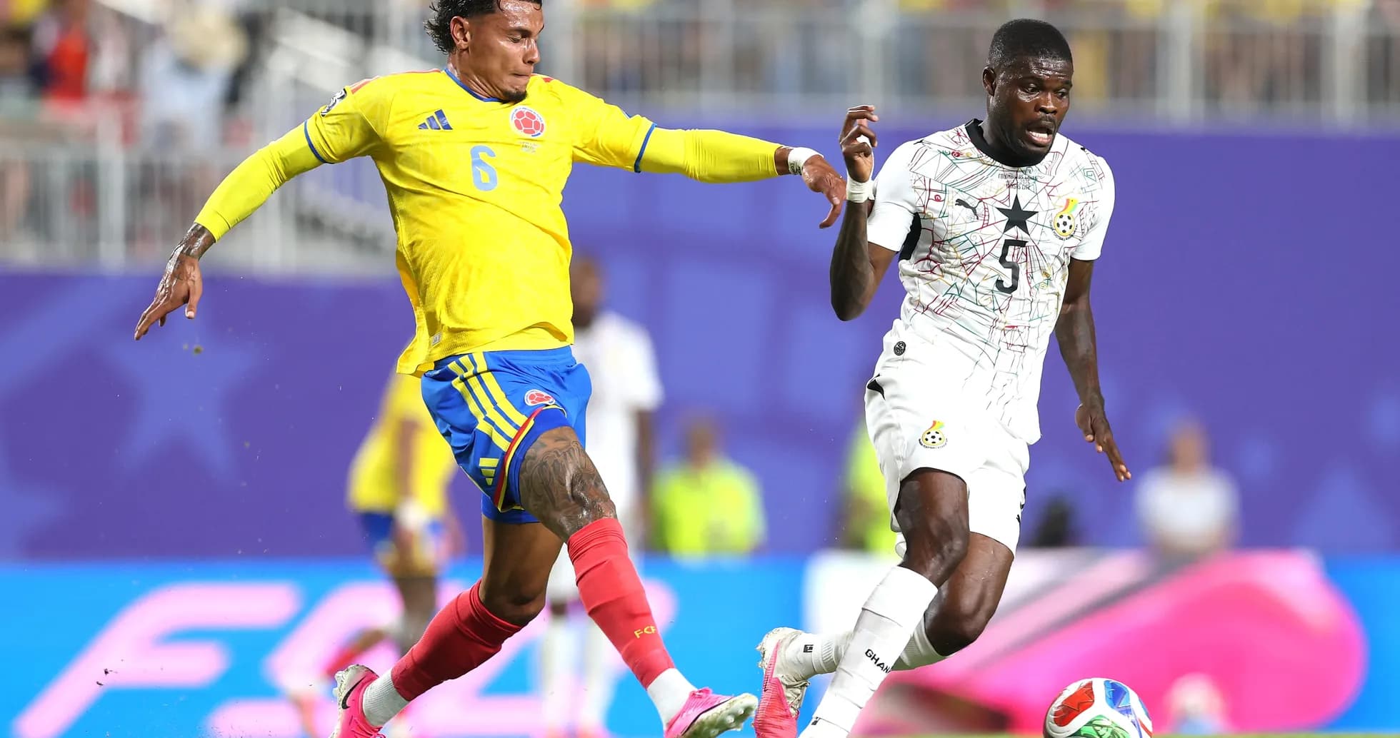 Jugador de Colombia persiguiendo a jugador de Ghana