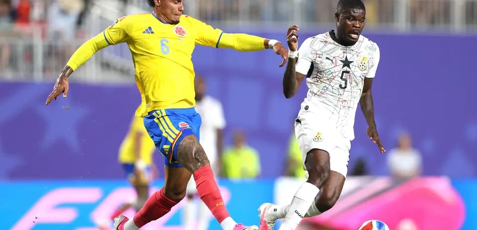 Jugador de Colombia persiguiendo a jugador de Ghana