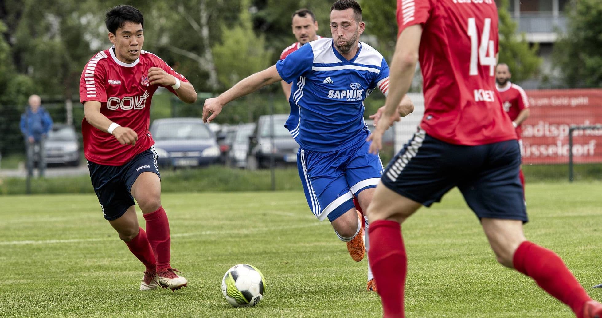 Jugadores compitiendo en un partido de fútbol