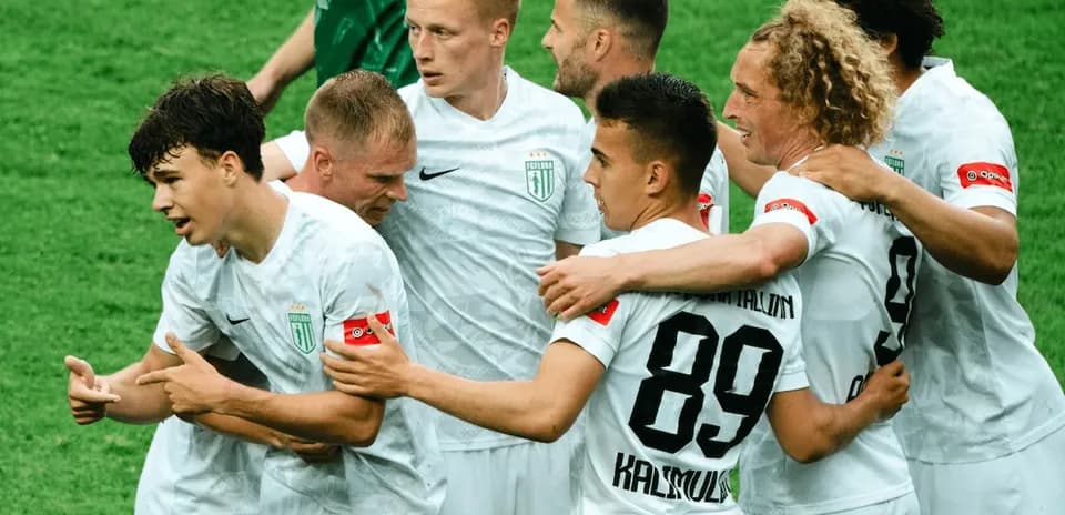 Jugadores de KI Klaksvik celebrando un gol