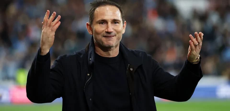 Entrenador saludando a la afición en el estadio