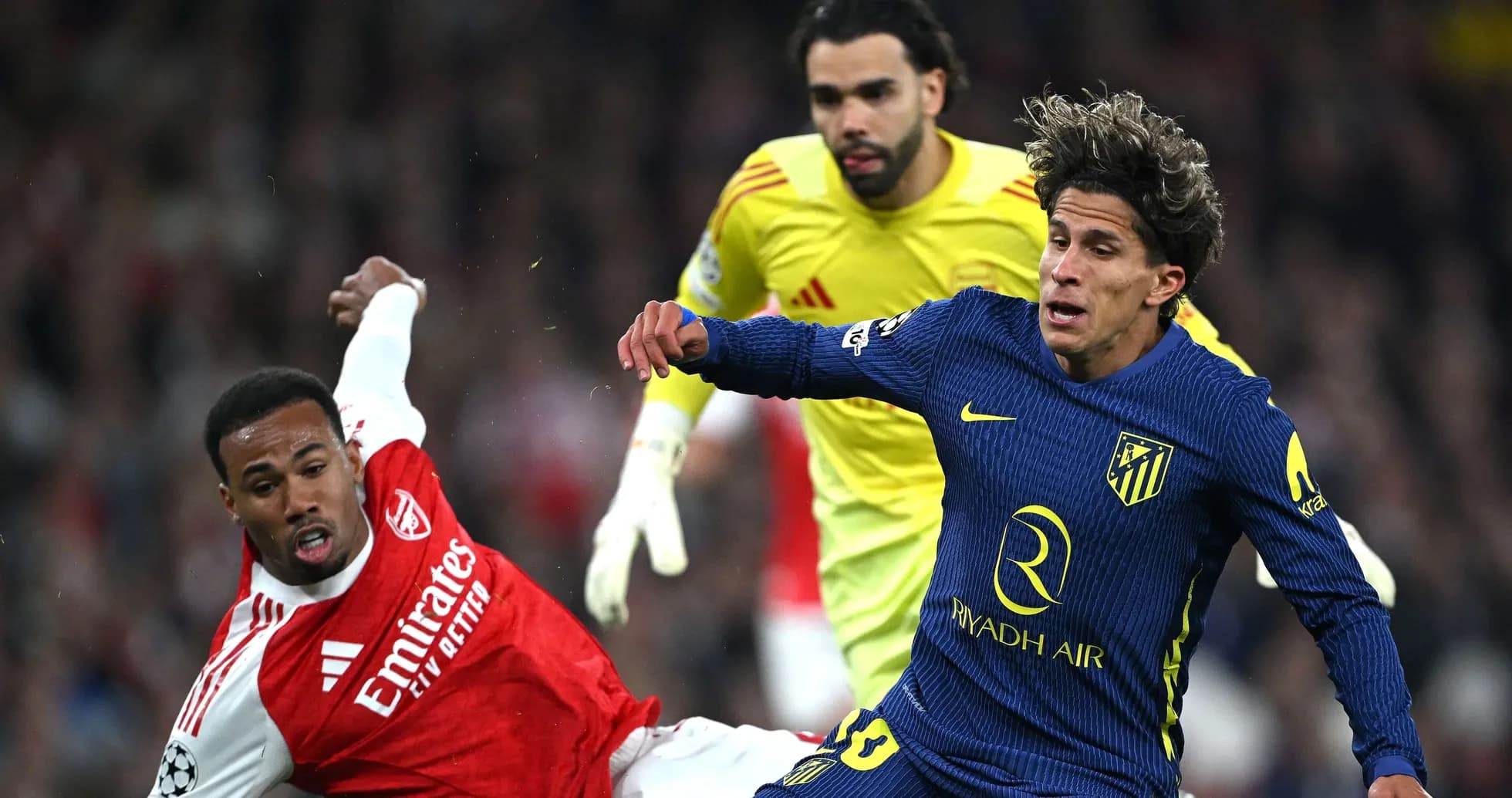 Jugador de Arsenal derribando a jugador de Atlético