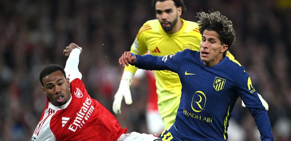 Jugador de Arsenal derribando a jugador de Atlético