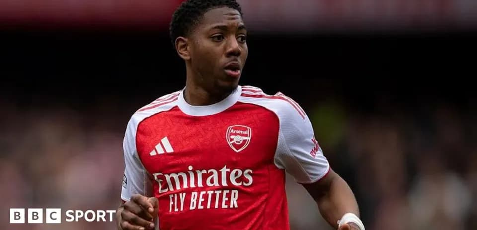 Jugador de Arsenal corriendo en el campo de juego
