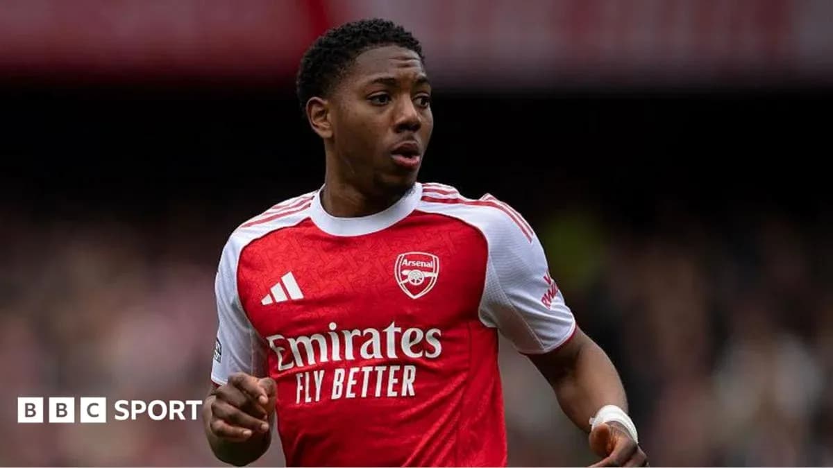Jugador de Arsenal corriendo en el campo de juego