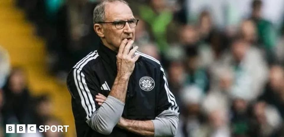 Entrenador observando el partido desde la línea de banda