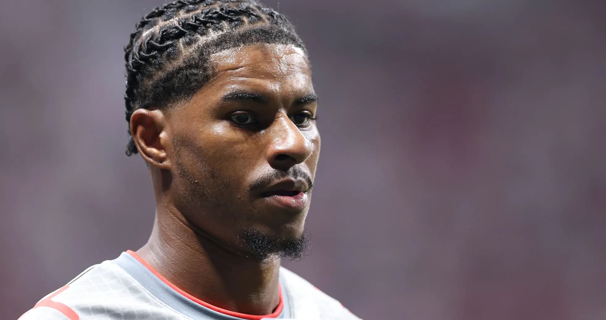 Jugador con trenzas durante el calentamiento