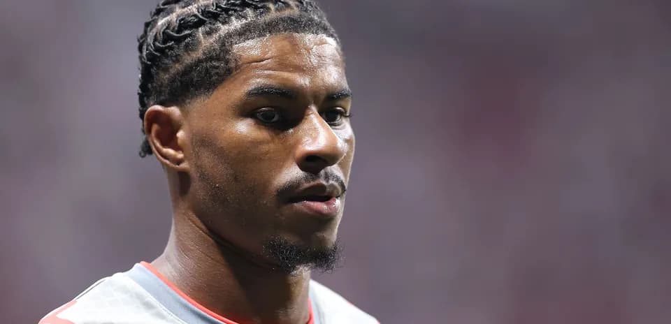 Jugador con trenzas durante el calentamiento