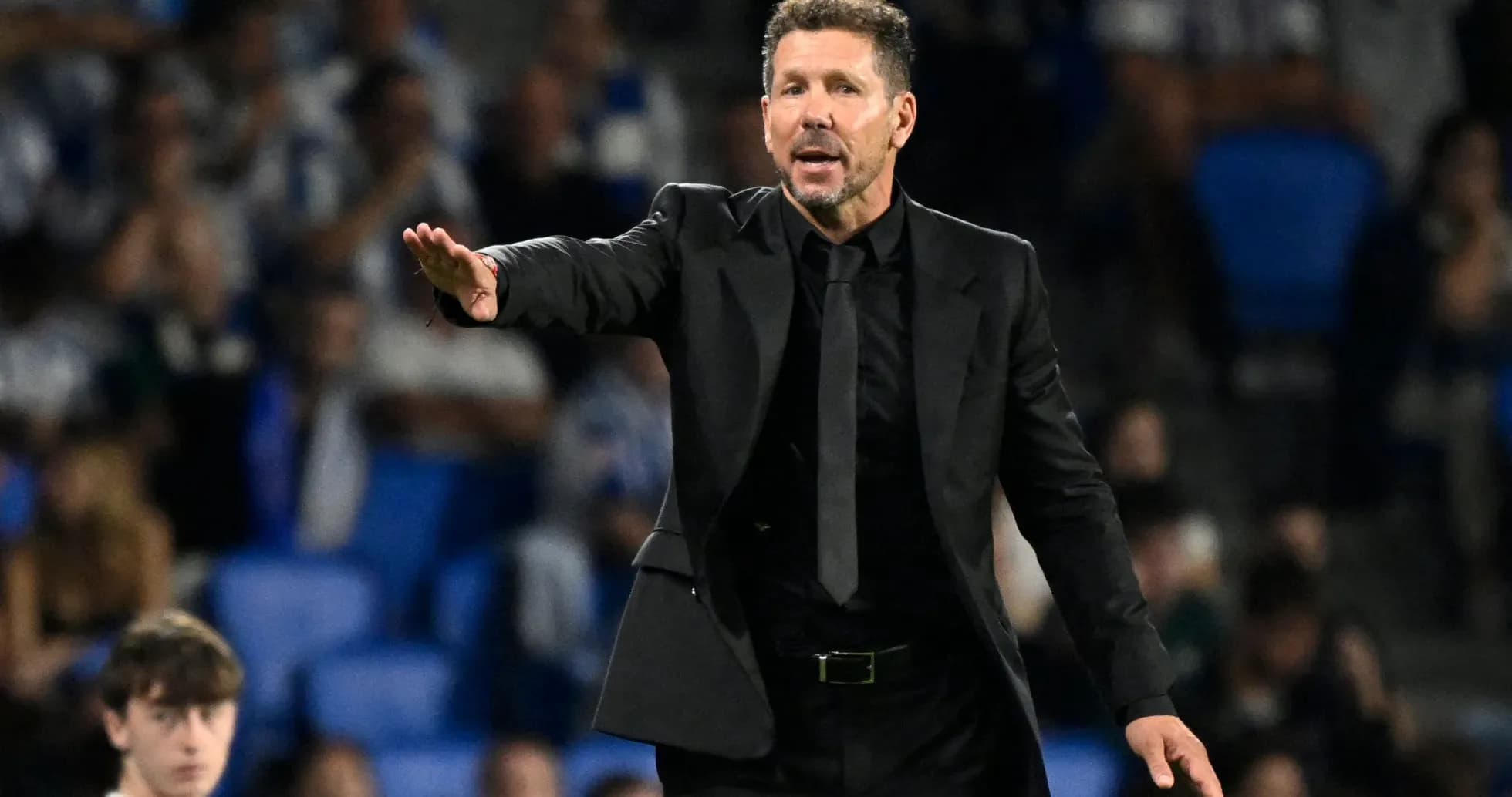 Entrenador dirigiendo a su equipo durante el partido