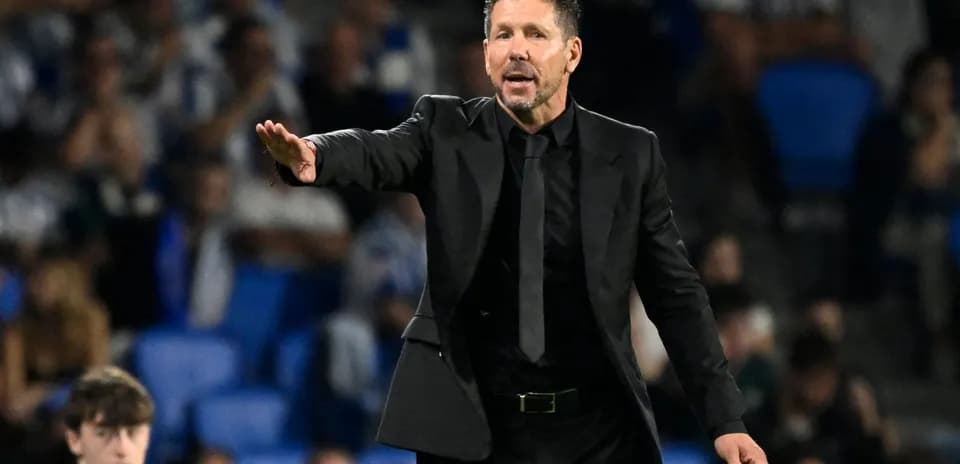 Entrenador dirigiendo a su equipo durante el partido