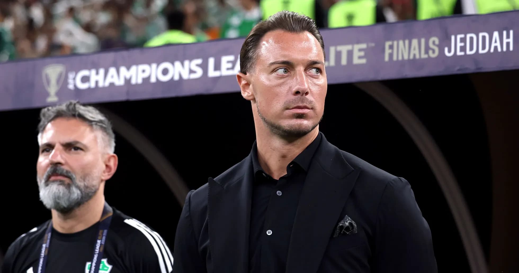 Entrenador observando desde la línea de banda
