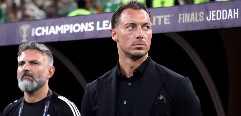 Entrenador observando desde la línea de banda