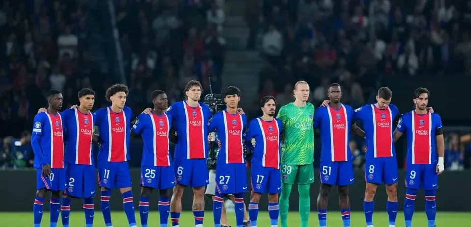 Equipo de fútbol alineado antes del partido