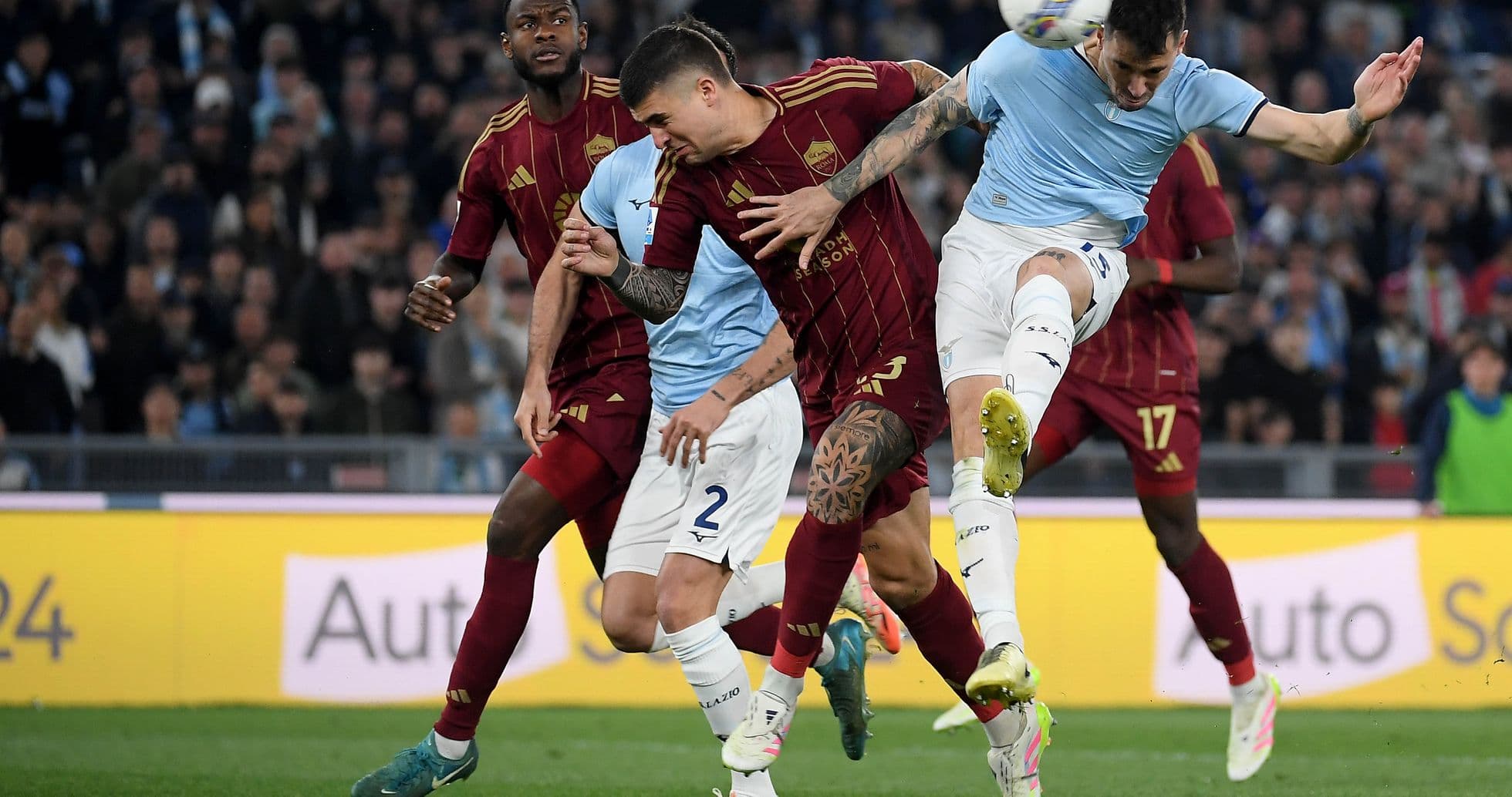 Acción de juego entre AS Roma y Lazio