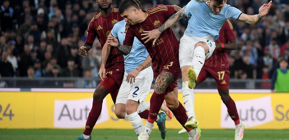 Acción de juego entre AS Roma y Lazio