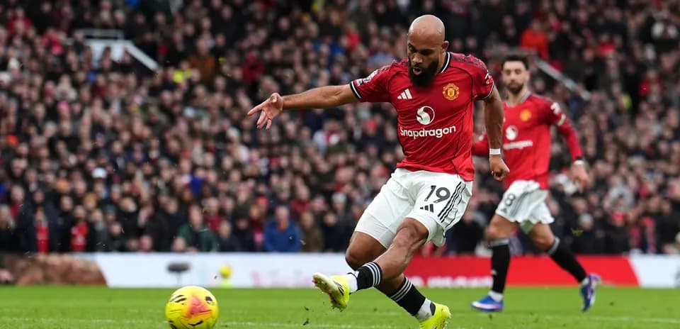 Jugador de Manchester United disparando a puerta
