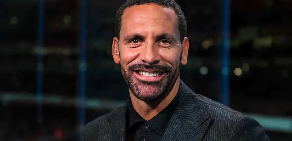 Analista deportivo sonriendo en el estudio de televisión