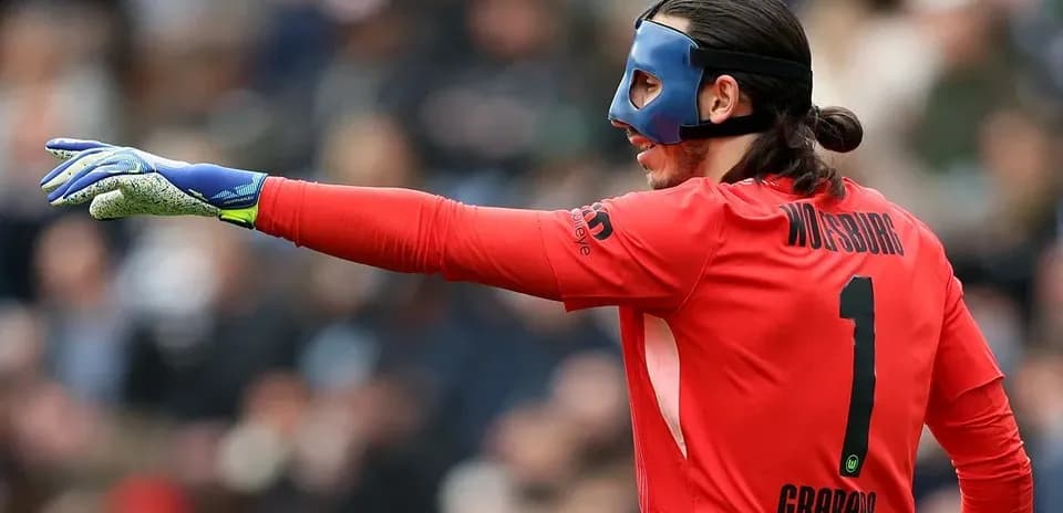 Portero señalando durante un partido de fútbol