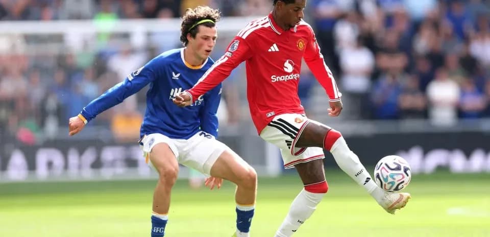 Jugador de Manchester United driblando a oponente de Everton
