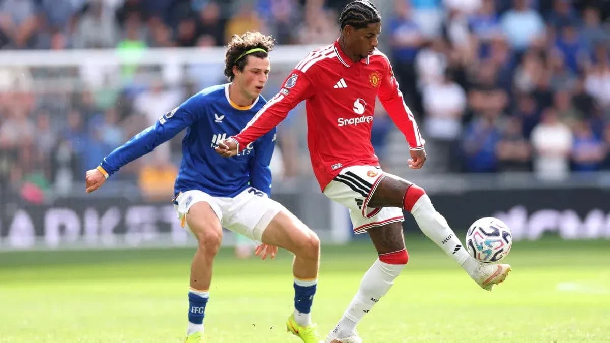 Jugador de Manchester United driblando a oponente de Everton