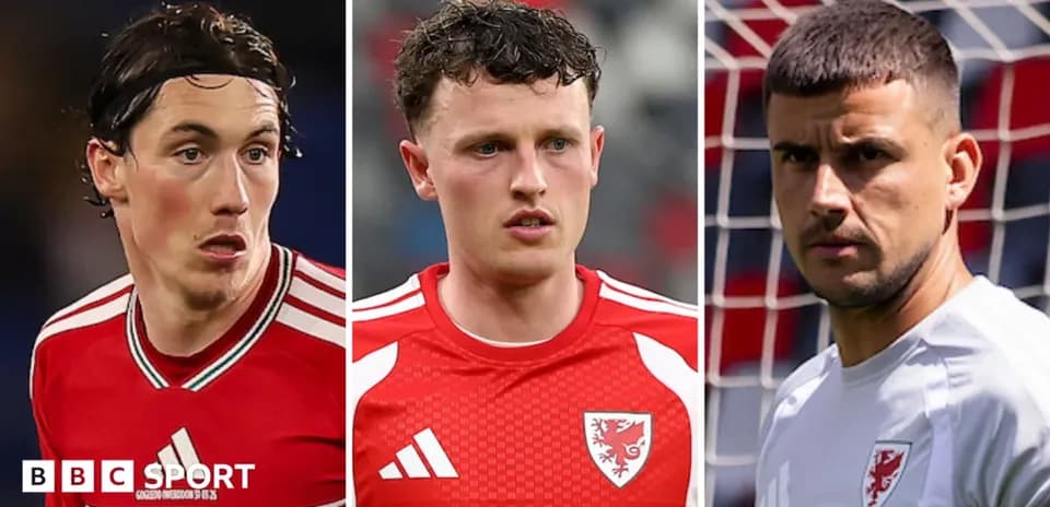 Tres jugadores de la selección de Gales en acción