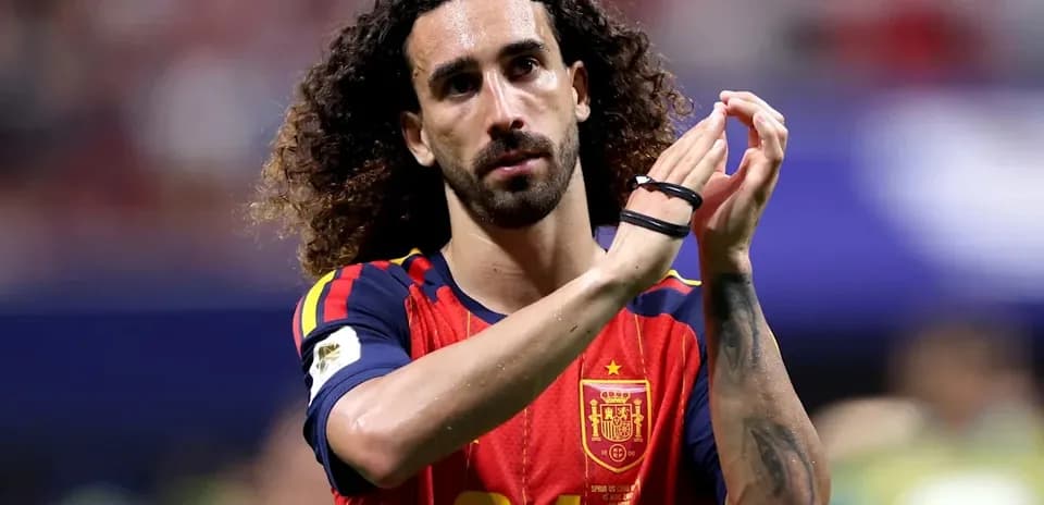 Jugador de España aplaudiendo en el campo