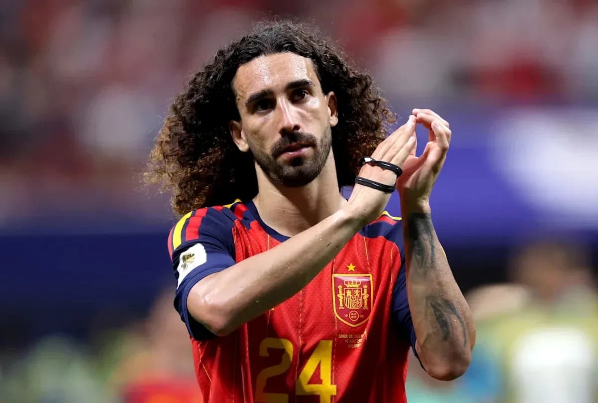 Jugador de España aplaudiendo en el campo