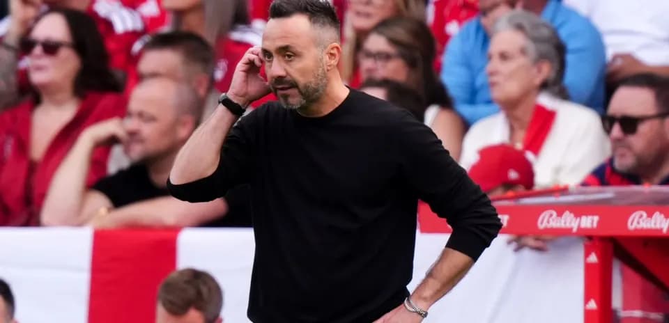 Entrenador en la línea de banda durante el partido