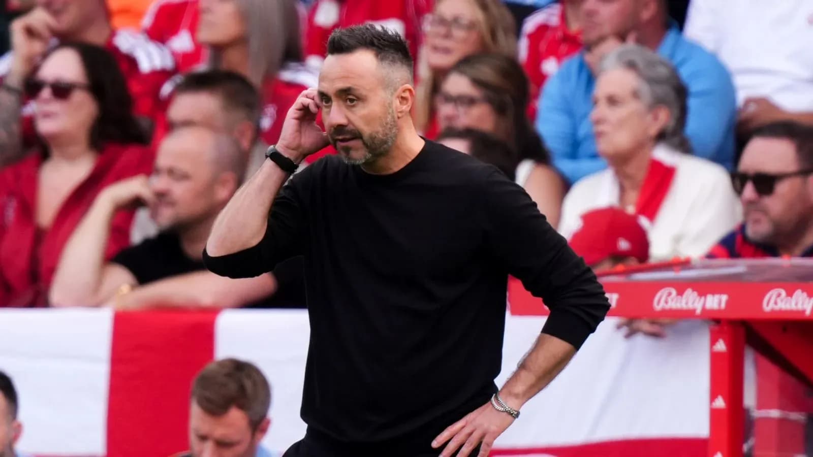 Entrenador en la línea de banda durante el partido