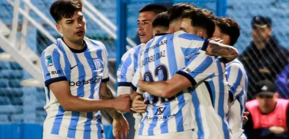 Jugadores de Racing celebrando un gol