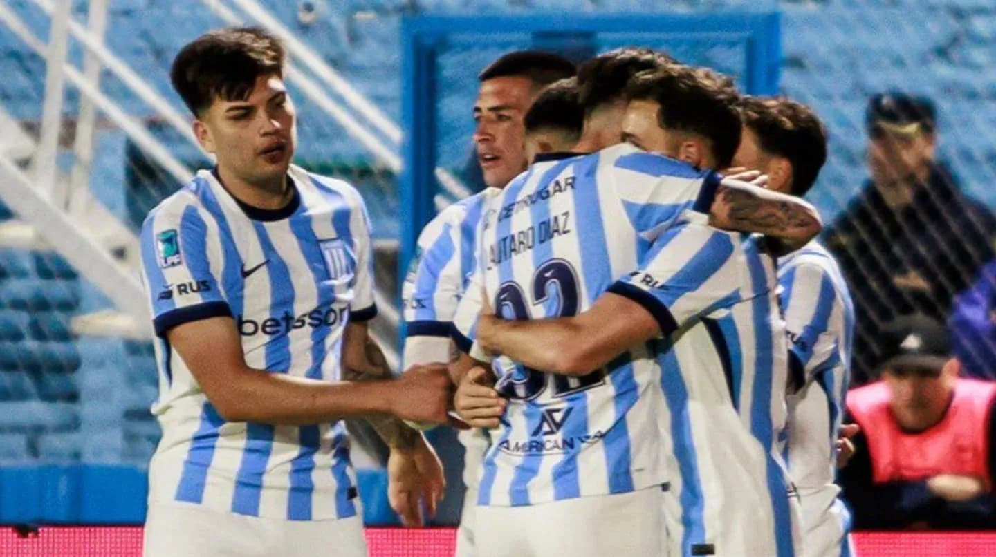 Jugadores de Racing celebrando un gol