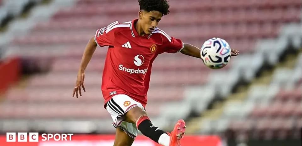 Jugador de Manchester United golpeando el balón