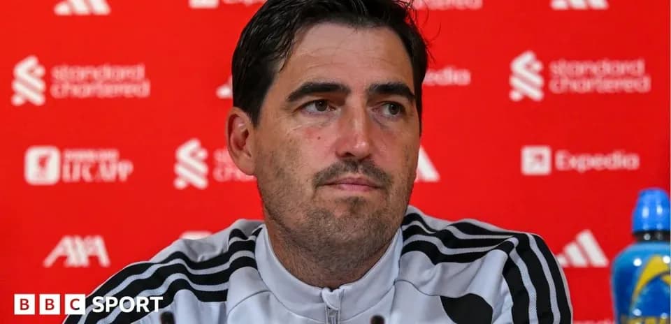 Entrenador en rueda de prensa con fondo rojo