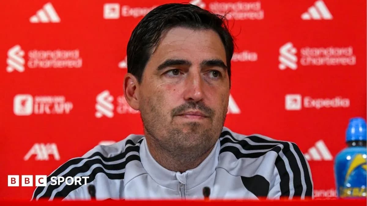 Entrenador en rueda de prensa con fondo rojo