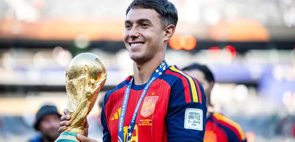 Jugador sosteniendo la Copa del Mundo en el estadio