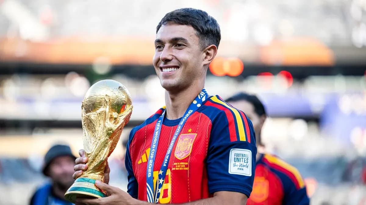 Jugador sosteniendo la Copa del Mundo en el estadio