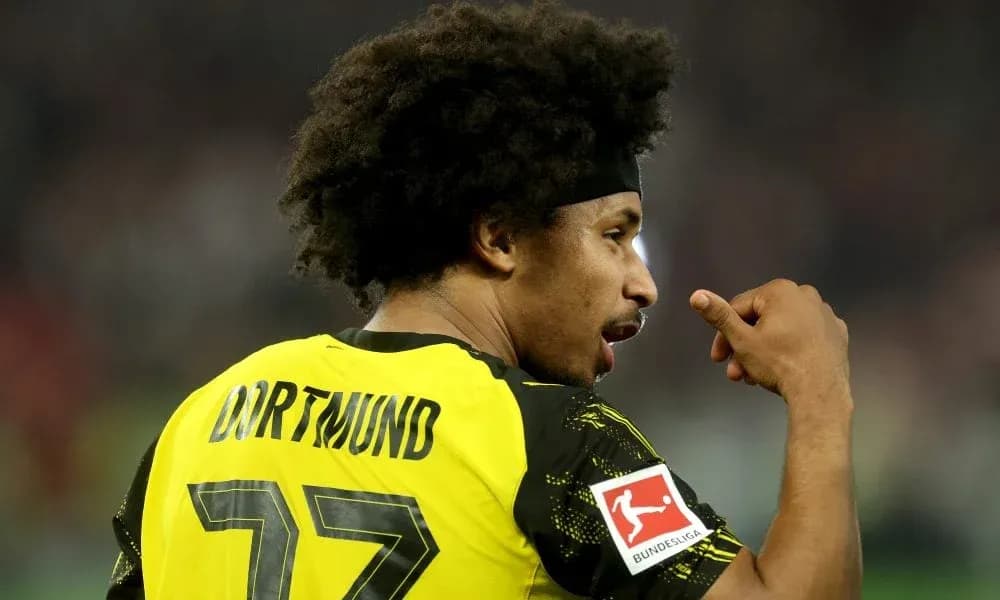 Jugador de Dortmund señalando durante el partido
