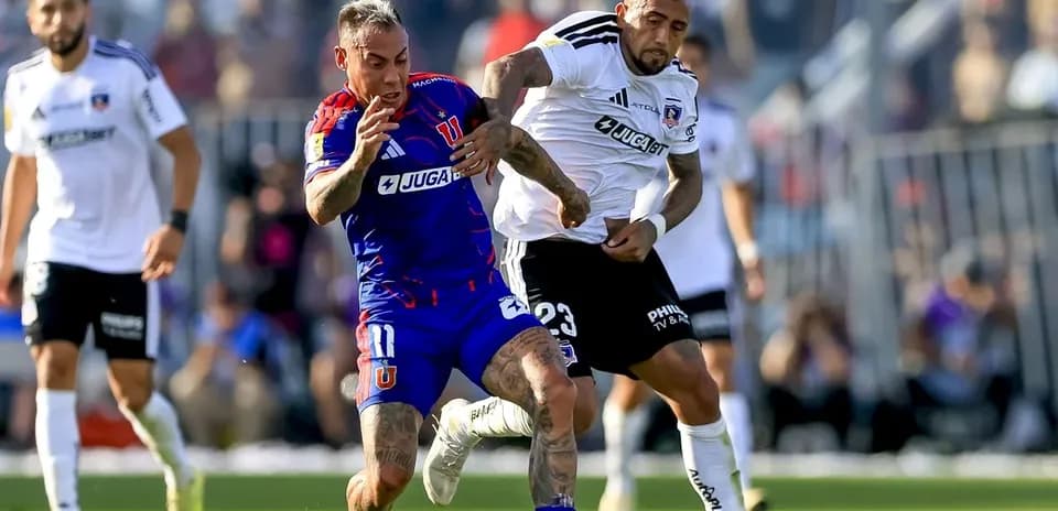 Jugadores compitiendo por el balón en el partido