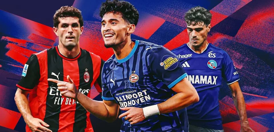 Tres jugadores de fútbol en camisetas de clubes diferentes