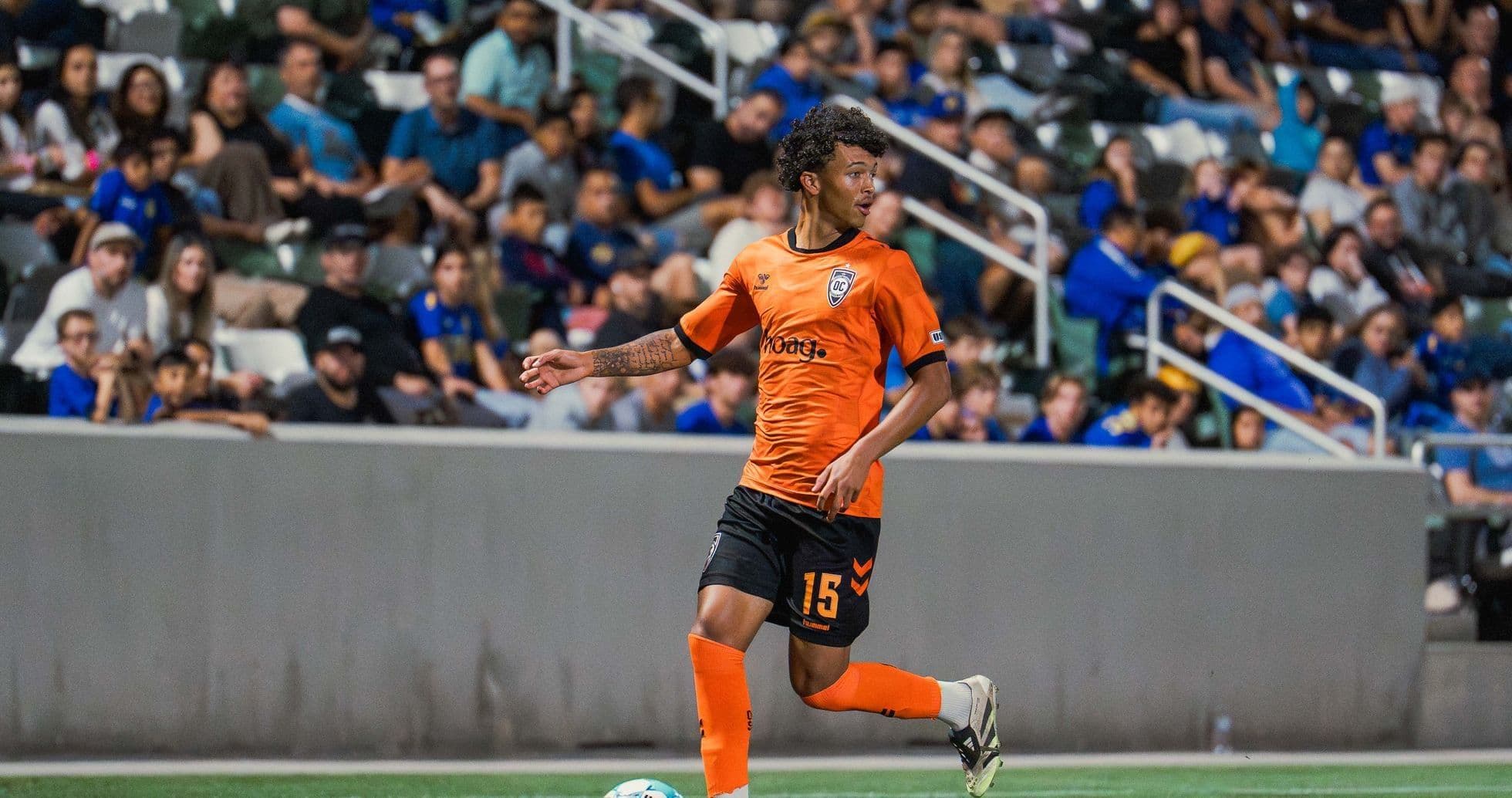Jugador de Orange County SC en acción