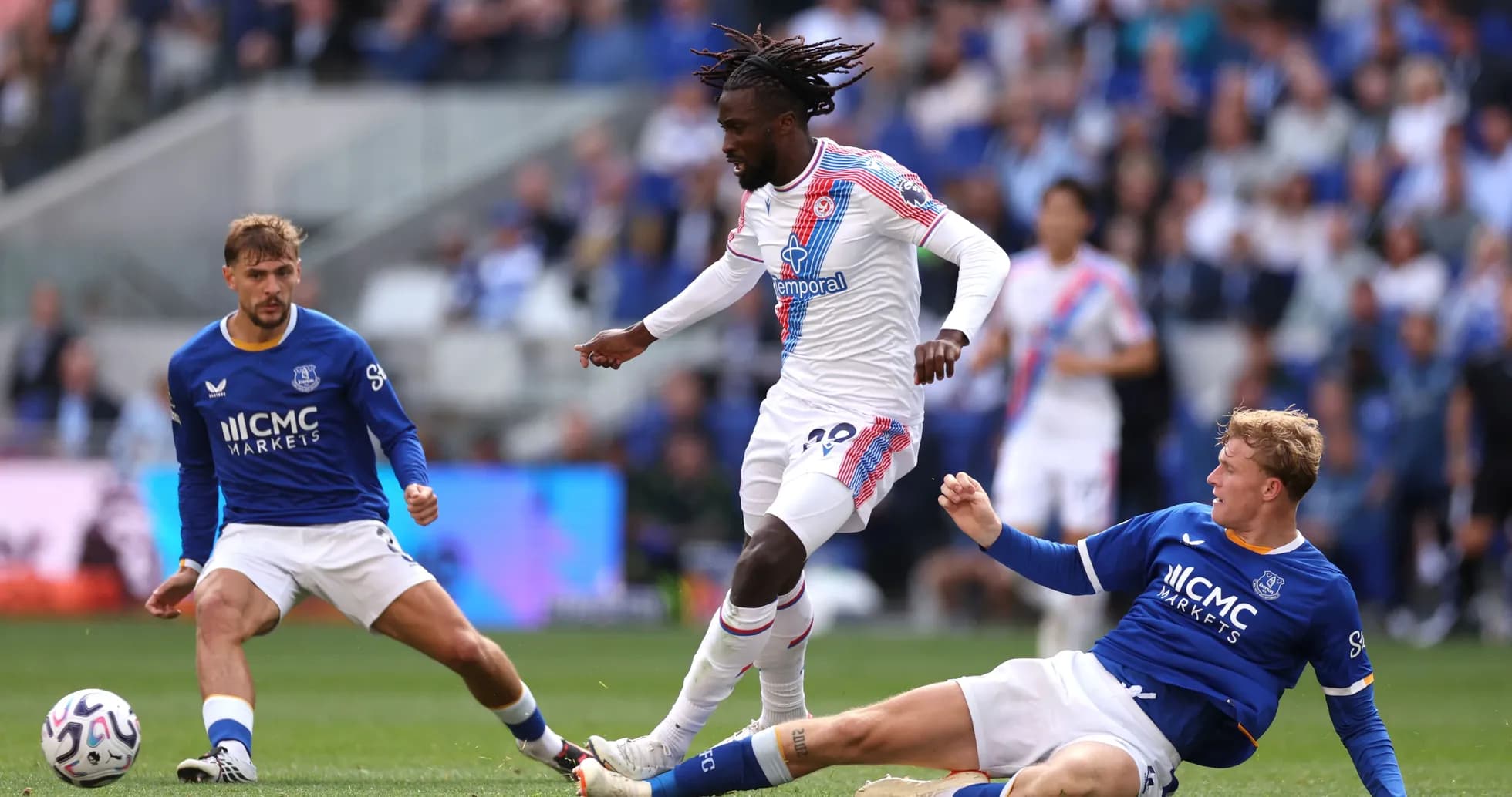 Jugador de Crystal Palace esquivando a dos defensores